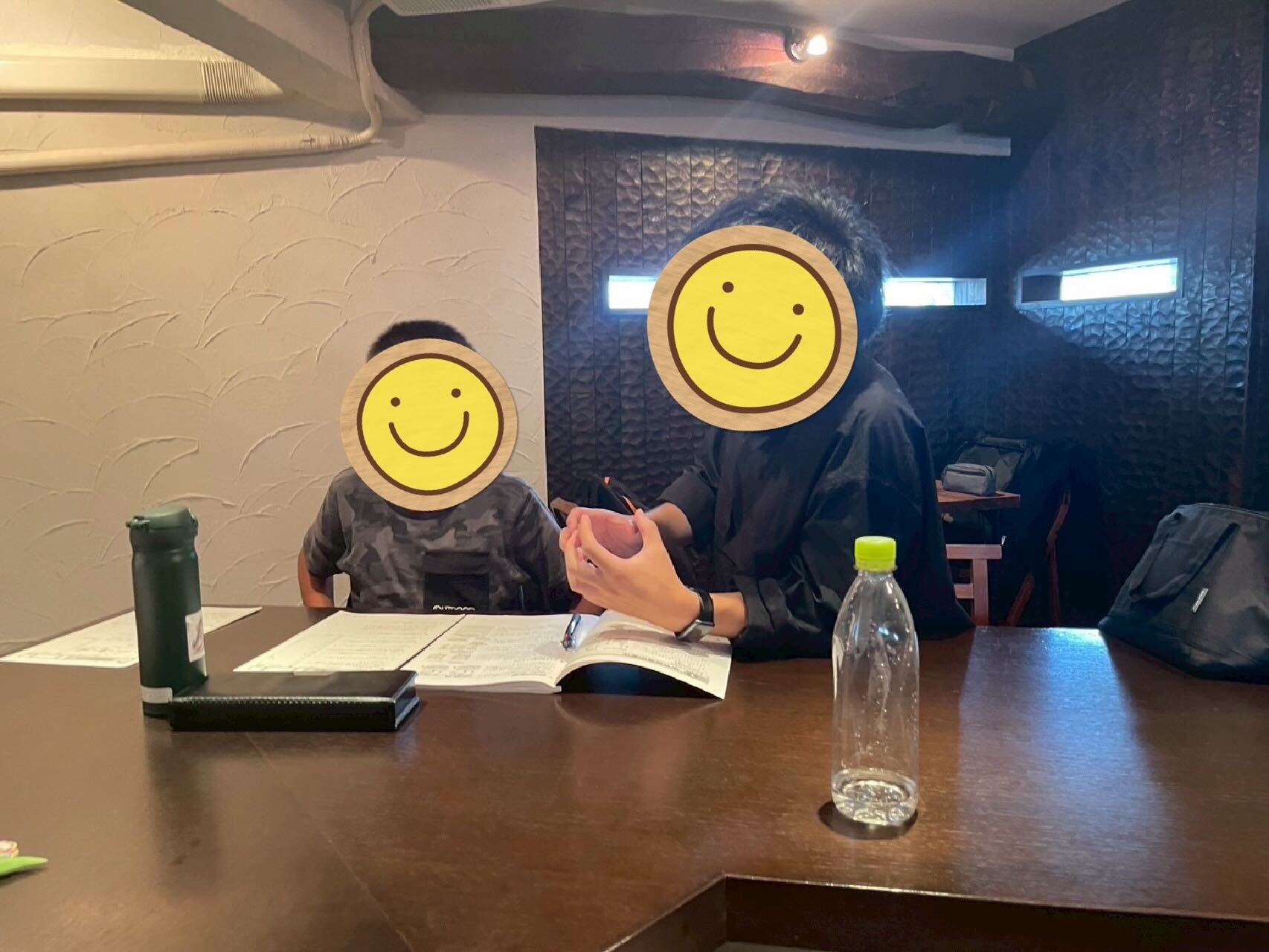 講師に質問しながら勉強に取り組む生徒たち