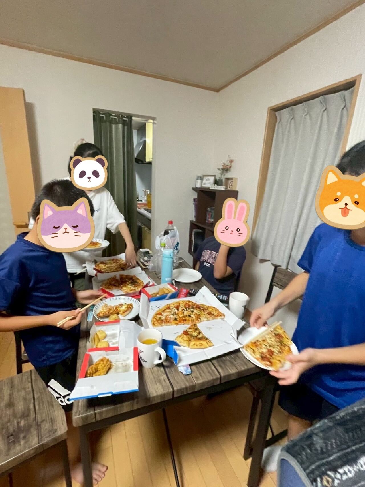 夕食のピザパーティの様子