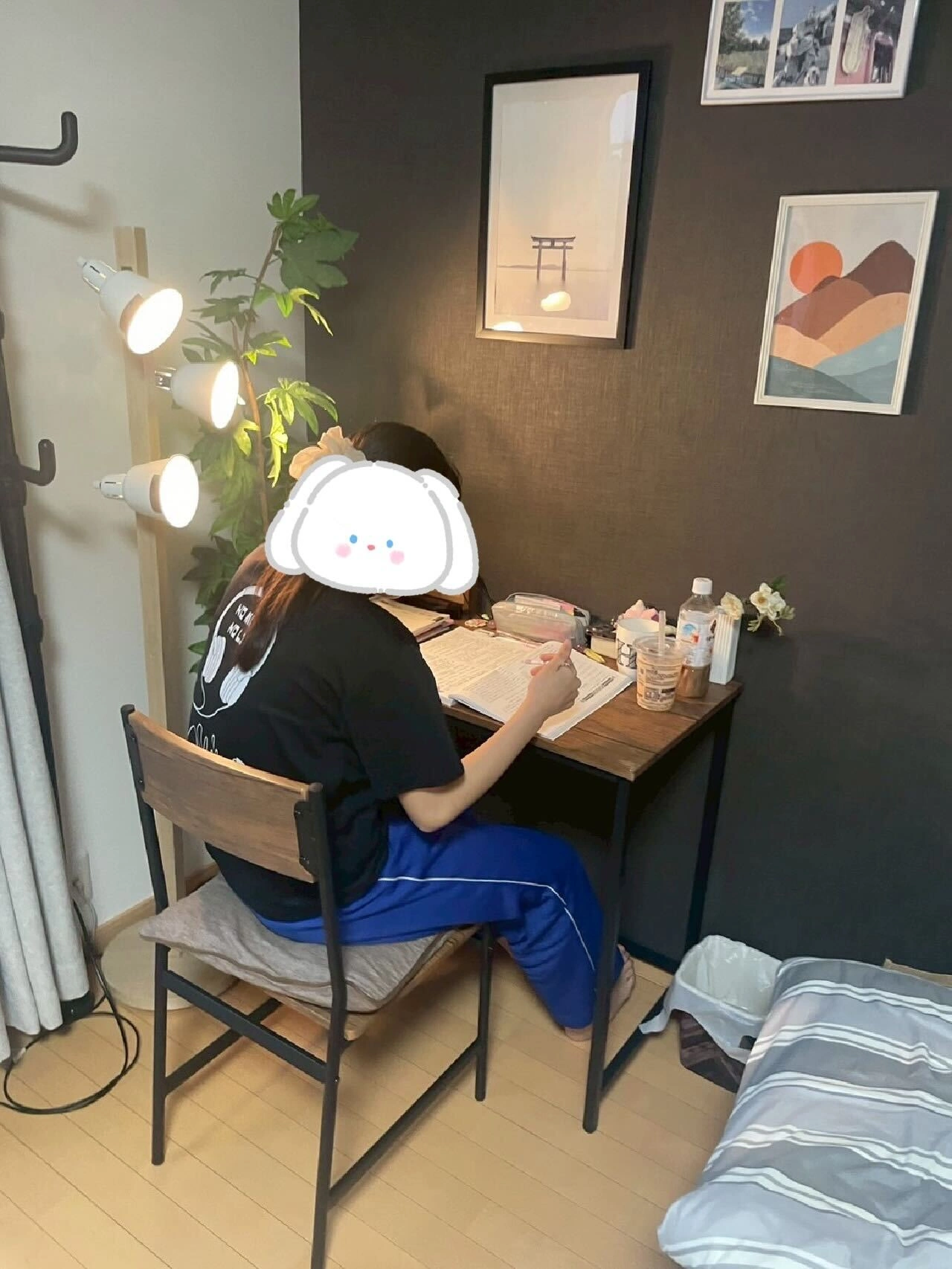 教材を進める生徒の真剣な表情