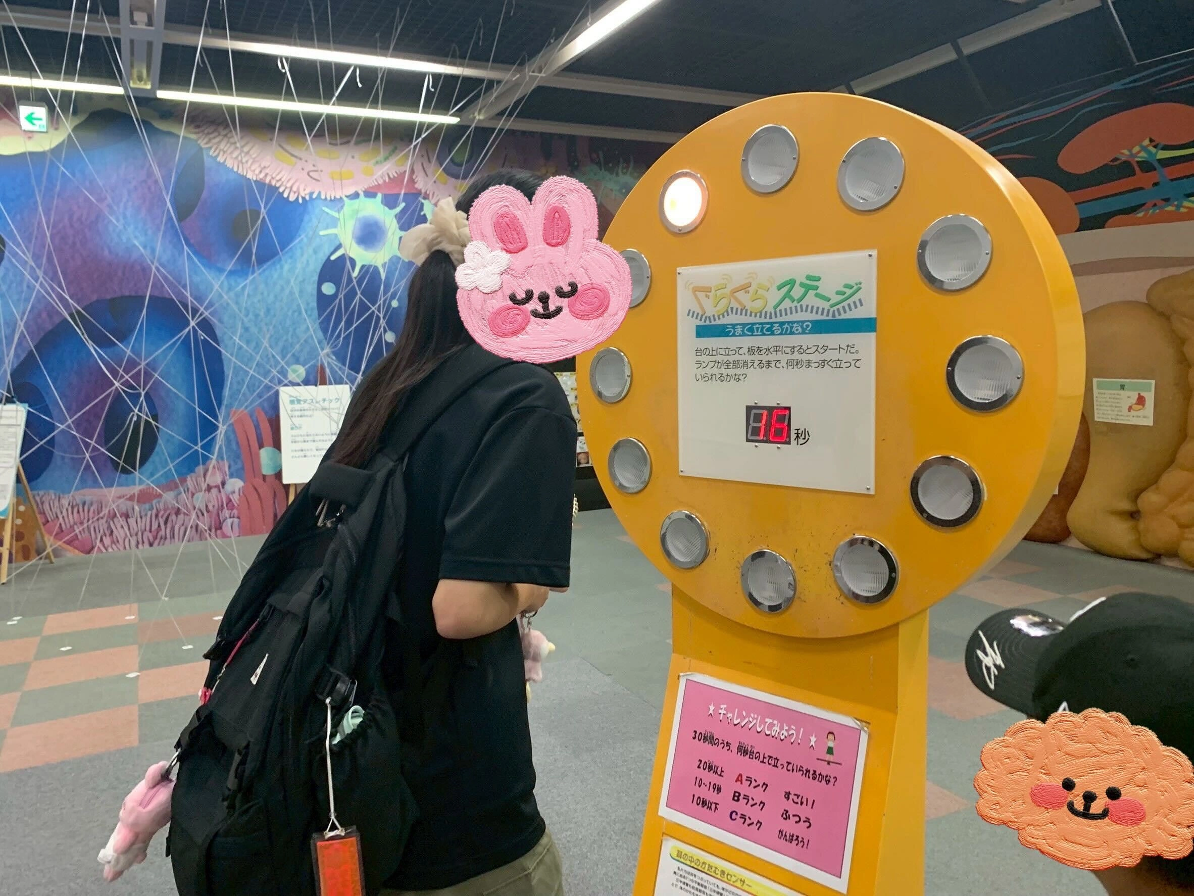 科学館で体験学習を楽しむ生徒たち