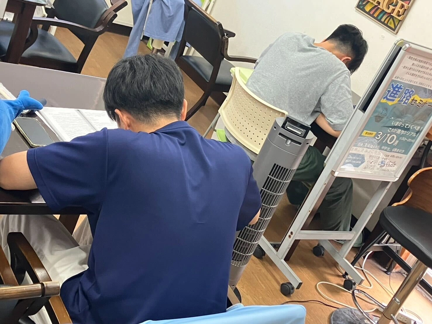 学習塾STAGEで学習に取り組む様子