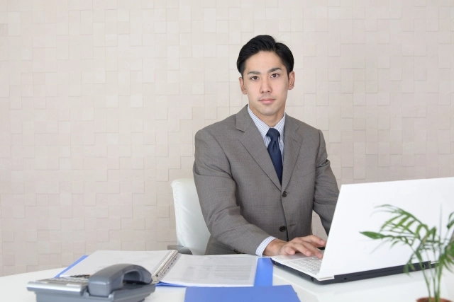 役職に昇進したスタッフが表彰されている様子